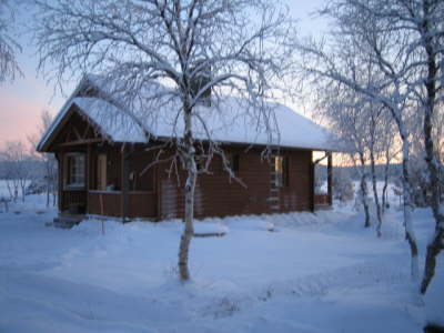 Villa M�ntyniemi pihalta p�in